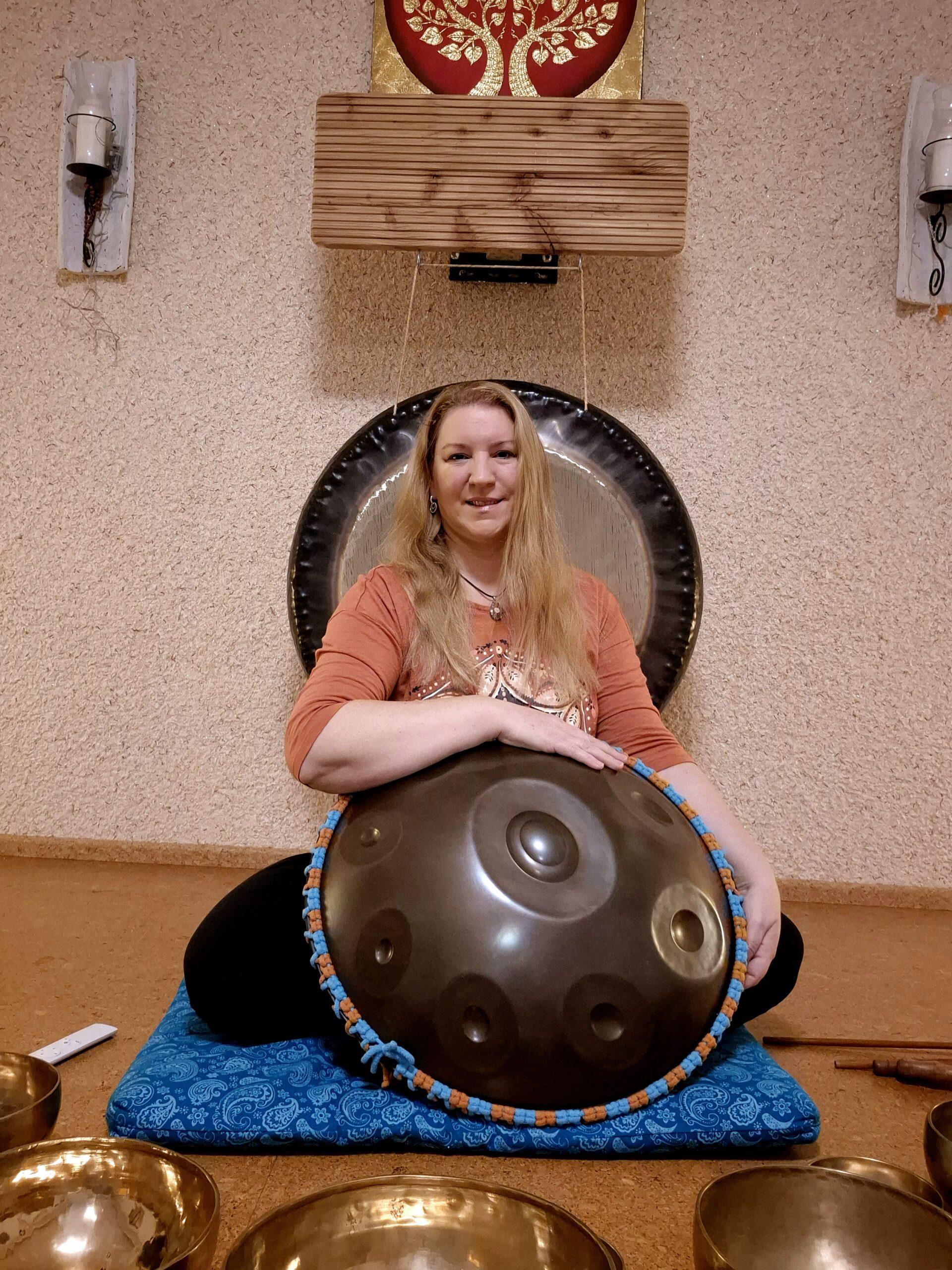 Katja mit Handpan